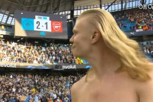 魔人切换金发美人形态！赛后哈兰德脱去上衣散开长发尽情庆祝！