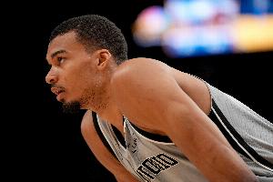 苏群：文班亚马开启了全新时代 首次打季后赛就砍35分 名场面不断