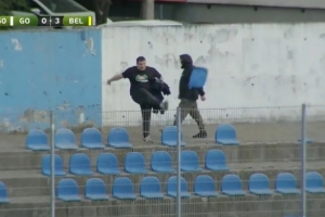 昔日豪门如今在次级联赛保级，斯洛文尼亚球球迷愤怒踢飞看台座椅