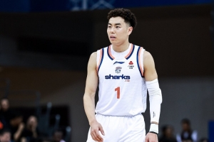 外线有谱！李添荣半场6中5贡献14分 三分5中4