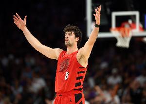 曾令旭：阿夫迪亚体型大&能持球攻&速率快 很多小锋线队都对不上