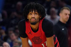 手感不佳！夏普半场9中3得8分1板1助1断 三分没开3投全铁