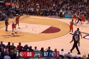 都是绝技！哈登利用节奏上篮得分&找时机造三罚