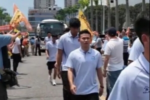 闽超首战完胜福州！厦门队球员和教练凯旋，受到球迷热烈欢迎