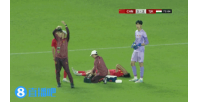 国少后卫柏骅峻受伤倒地后掩面哭泣,经队医检查后被担架抬出场